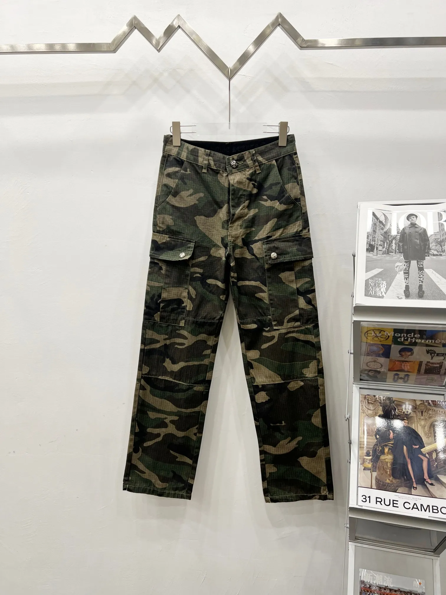 P260 Style No.: (r006) Chrome Hearts & Chrome Hearts new silver camouflage three-dimensional pocket overalls, original custom fabrics, the same high-end simple and loose version as the Internet celebrity star, with multiple embroidered letter LOGO designs, very high-end and stylish! The fabric feels very comfortable, a super versatile and good-looking overalls Size: 28-30-32-34-36 Color: Camouflage